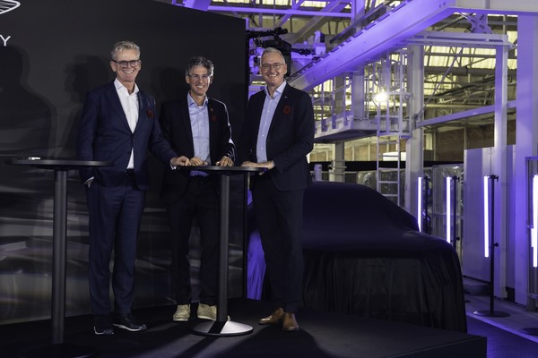 참고사진_벤틀리모터스, ‘비욘드100+’ 전동화 전략의 새로운 지표 발표_프랑크-슈테펜 발리저(Frank-Steffen Walliser) 벤틀리모터스 회장 겸 CEO(가운데)