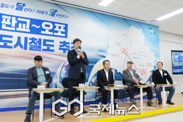 ▲광주시가 신현문화체육복지센터에서 열린 김동연 경기도지사의 ‘달달버스(달려가면 달라진다)’ 민생경제 현장 투어에 참석해 지역 주요 현안에 대해 논의하며 방세환 광주시장이 현안을 말하고 있다 <광주시 제공>