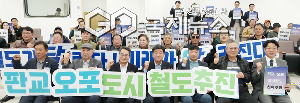 ▲광주시가 신현문화체육복지센터에서 열린 김동연 경기도지사의 ‘달달버스(달려가면 달라진다)’ 민생경제 현장 투어에 참석해 지역 주요 현안에 대해 논의하고 참석자들과 단체 기념 촬영을 했다 <광주시 제공>