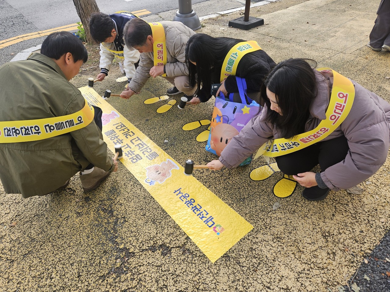 대전관광공사는 대전사회혁신센터와 협력해 지역문제해결플랫폼의 일환으로 동구 자양초등학교 앞 어린이보호구역에 ‘꿈돌이 노란발자국’을 설치했다고 11일 밝혔다. / 대전관광공사 제공