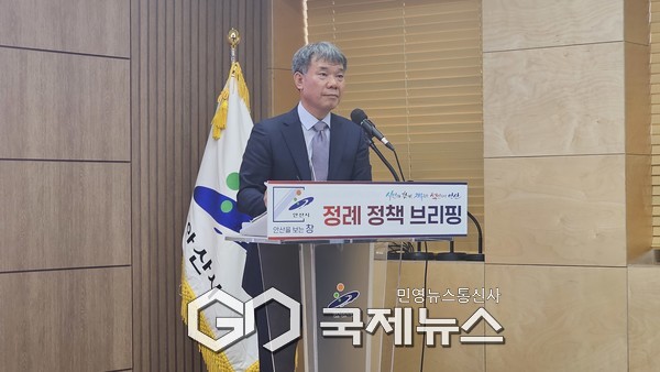 (사진/윤은중 기자) 김민 환경녹지국장이 11일 오전 시청 제1회의실에서 열린 언론브리핑을 통해 노후 공원 리뉴얼 사업 추진에 대해 설명하고 기자들의 질문에 응답하고 있다.