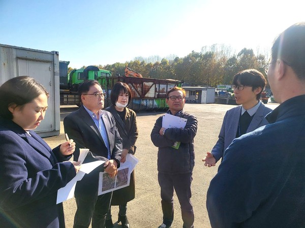 인천서구의회 김원진 기획행정위원장, 김춘수 의원, 백슬기 의원이 서구 경서동 공공열분해시설 예정부지와 폐기물 적환장 등을 방문해 현장 점검을 하고 있다. (사진=인천서구의회 제공)