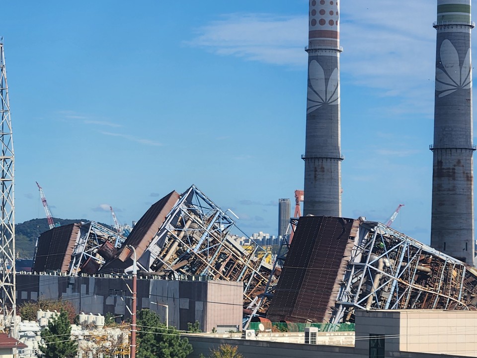 11일 울산화력발전소 붕괴 사고 현장에서 수색을 가로막던 보일러 타워 4·6호 2기가 발파로 해체됐다 (사진=주영곤 기자)