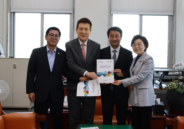  이강덕 포항시장이 11일 국회를 방문해 김정재ㆍ이상휘 포항지역 국회의원과 내년도 포항시의 주요 역점사업이 담긴 건의서를 전달하며 기념촬영을 하고 있다. (사진 = 포항시)