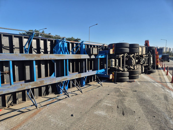 부산 동해고속도로서 트레일러 전도/ 부산경찰청 제공 