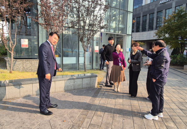 미추홀구의회 장규철 부의장은 지난 7일 주안동 아인병원 일대의 흡연 관련 민원을 위해 현장점검을 실시했다. 사진=미추홀구의회
