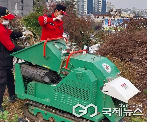 부산물 파쇄 모습(사진=충주시)