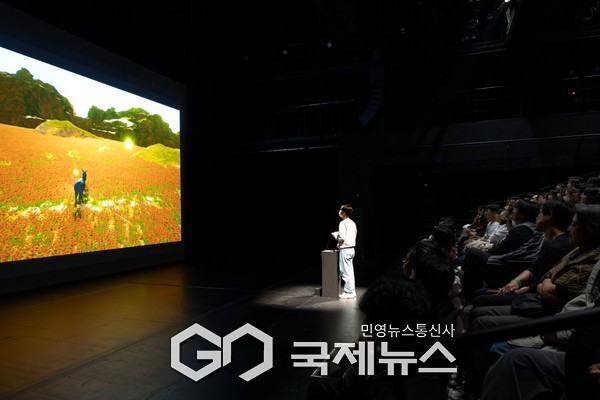 'asses.masses 당나귀들의 반란' 컨트롤러를 쥔 관객의 게임 진행 모습 [사진제공=서울문화재단]