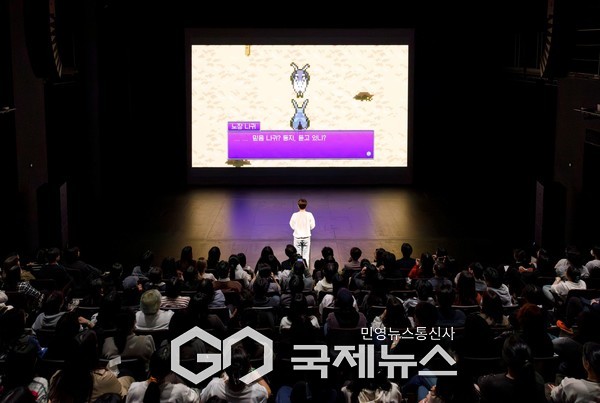 'asses.masses 당나귀들의 반란' 컨트롤러를 쥔 관객의 게임 진행 모습 [사진제공=서울문화재단]