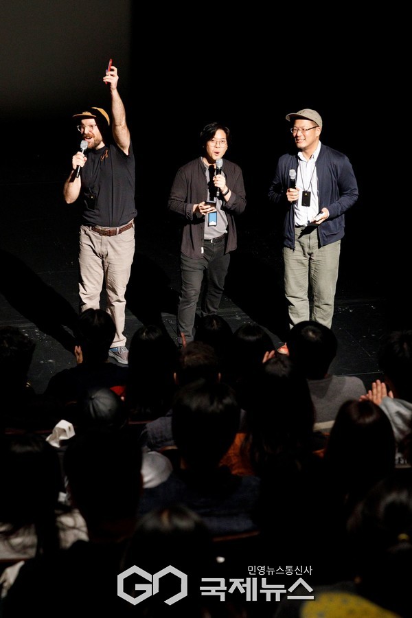 'asses.masses 당나귀들의 반란' 공동 연출가 패트릭 블렌카른(왼쪽), 밀턴 림(가운데)의 공연 소개 모습 [사진제공=서울문화재단]