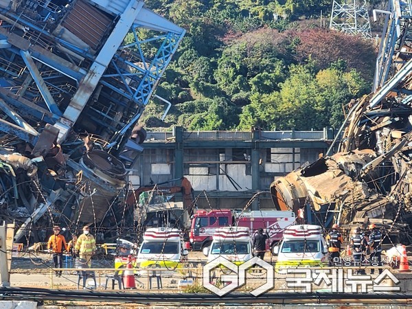 (사진=주영곤 기자) 울산화력발전소 붕괴 사고 현장에서 소방당국이 수색 구조활동을 펼치고 있다.