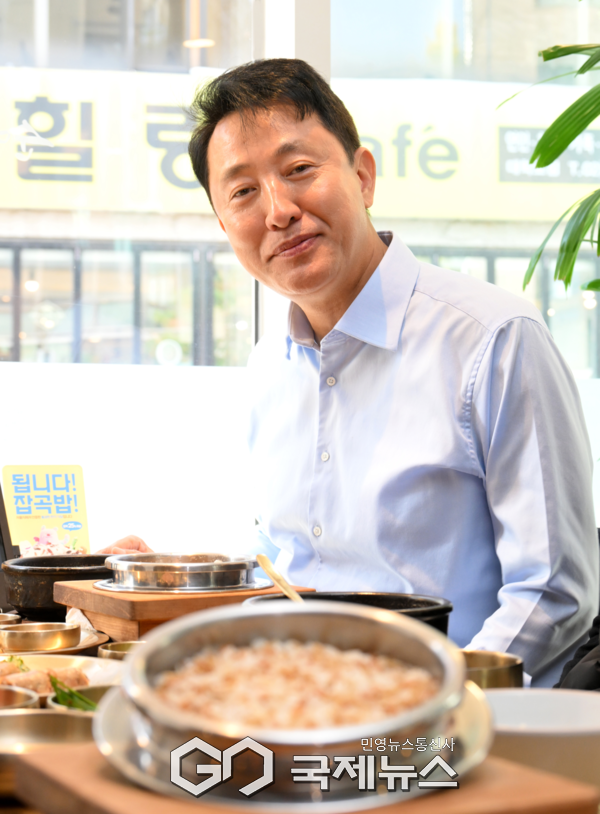 오세훈 서울시장이 11일(화) '통쾌한 한끼' 1호점으로 선정된 종로구 소재 식당(순대실록)에서 잡곡솥밥을 주문했다. [사진제공=서울시청]