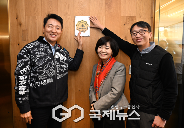 오세훈 서울시장이 11일(화) '통쾌한 한끼' 1호점으로 선정된 종로구 소재 식당(순대실록)에 인증마크를 부착 후 기념촬영 하고 있다. 왼쪽부터 오세훈 시장, 육경희 순대실록 대표, 정희원 서울시 건강총괄관. [사진제공=서울시청]