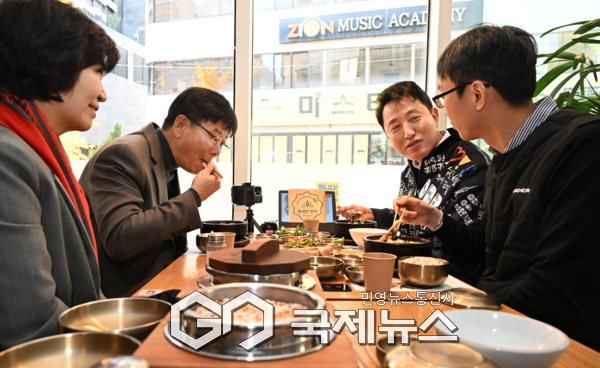 오세훈 서울시장이 11일(화) '통쾌한 한끼' 1호점으로 선정된 종로구 소재 식당(순대실록)을 방문해 정희원 서울시 건강총괄관(오른쪽 첫 번째)과 건강한 식습관 문화 확산 전략에 대해 이야기나누고 있다. [사진제공=서울시청]