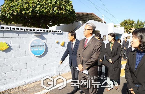 범죄예방 환경개선사업 준공식 개최(가운데 김진석 충주부시장을 포함한 관계자들이 벽화를 둘러보고 있다)/사진=충주시