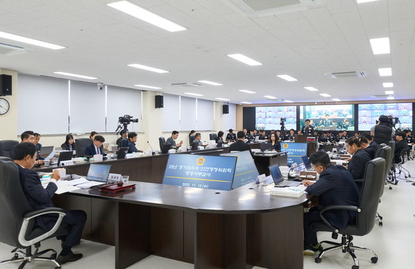 경기도의회 안전행정위원회가 12일 소방분야 행정사무감사를 화상회의로 하고 있다. 사진제공=경기도의회