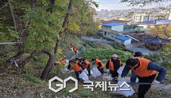 휴천1동 통장협의회 위원들이 뚜께바위 일대를 환경정비하고 있다