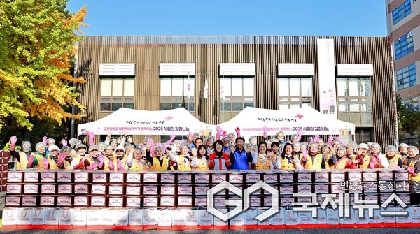 (사진제공=고려아연) 정무경 고려아연 사장(앞줄 가운데 오른쪽)과 허혜숙 대한적십자사 서울지사 사무처장(앞줄 가운데 왼쪽)이 김장나눔 봉사자들과 기념촬영을 하는 모습