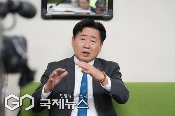 오영훈 제주도지사는 12일 오후 제주도청 기자실을 찾아 10년째 이어지고 있는 제주 제2공항 갈등과 관련해 “심각한 문제가 확인되면 추진할 수 없다”는 입장을 공식화했다.[사진=제주도청]