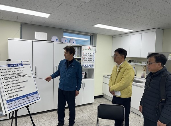 (사진제공=수도권대기환경청)이상진 수도권대기환경청장(가운데)은 평택수소교통복합기지 수소충전소를 방문해 운영 현황에 대한 설명을 듣고 있다.