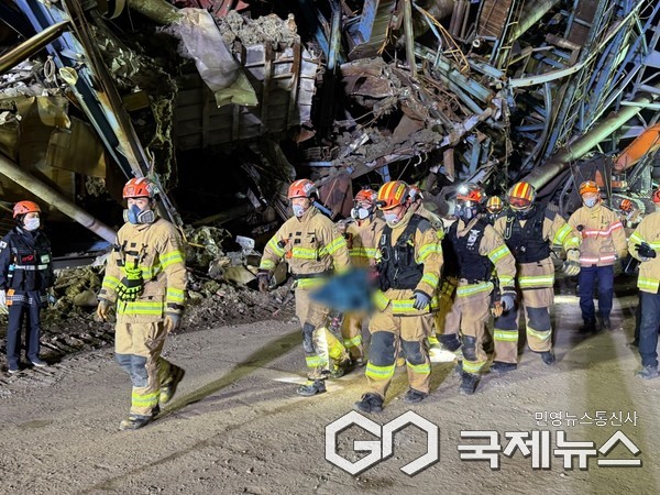 (사진제공=울산소방본부) 13일 새벽 울산 동서발전 화력발전소 붕괴 사고 현장에서 소방 구조대원들이 사고 발생 7일 만에 추가로 수습된 30대 김 모 씨의 시신을 수습해 나오고 있다.