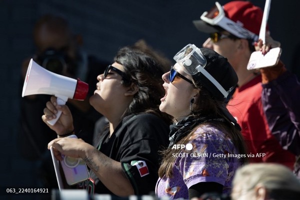 '미드웨이 블리츠 작전'에 항의하는 시위대. 사진제공/AFP통신
