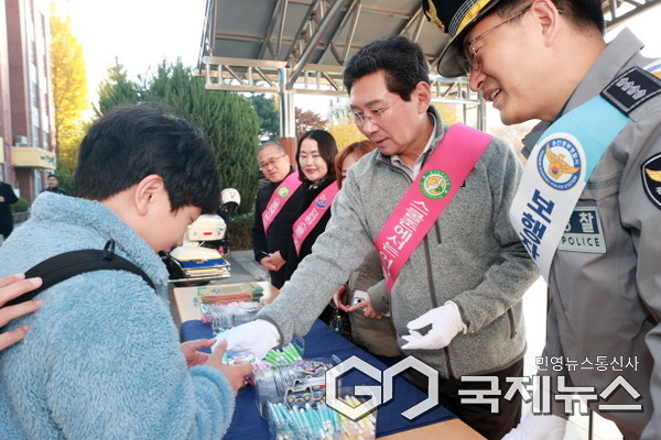 이상일 용인특례시장이 12일 오전 구갈초등학교에서 열린 ‘동부녹색어머니회 어린이 교통안전 연합캠페인’에 참여했다.(사진=용인시)