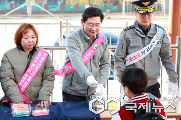 이상일 용인특례시장이 12일 오전 구갈초등학교에서 열린 ‘동부녹색어머니회 어린이 교통안전 연합캠페인’에 참여했다.(사진=용인시)