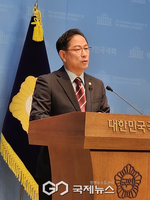 박수영 의원이 13일 국회 소통관에서 기자회견을 열고, 이재명 정부의 공무원 전수조사 방침을 “반헌법적 겁박 공포정치”라고 규정  “정부가 49개 중앙행정기관 공직자 전원을 조사해 12.3 비상계엄 관련 불법행위 가담 여부를 색출하겠다고 밝힌 것은 공무원을 잠재적 범죄자로 몰아가는 행태”라며 “불법 특검 수사에 이어 공직사회까지 먼지털이식으로 유린하고 있다”고 주장했다.  사진=고정화 기자