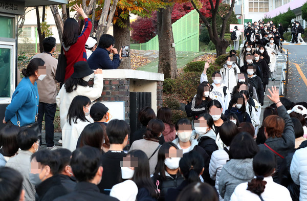 수능시험 마치고 나오는 수험생들 (사진=국제뉴스 DB)