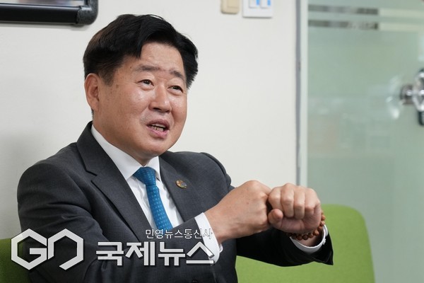 제주도가 21일부터 본격 운영하는 ‘현장 도지사실’은 도청을 벗어나 도민 일상 속으로 내려가는 소통 창구다. 서·동·남·북 4개 권역으로 나눠 순차적으로 권역별 현안을 청취하겠다고 천명했다.[사진=제주도]