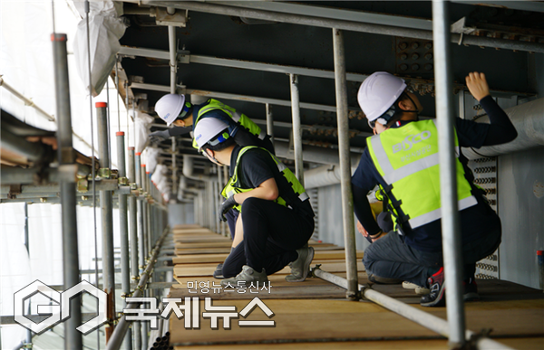 지난 8월, 대형 건설공사장의 긴급 안전관리 특별점검을 위해 광안대교 강교도장 공사 현장을 점검하고 있는 모습/제공=부산시설공단