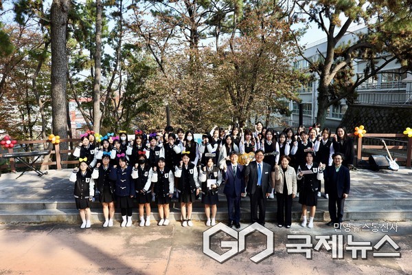 (사진제공=울산교육청) 천창수 교육감이 14일 울산여자상업고를 방문해 공연을 관람하고 기념사진을 찍고있다.