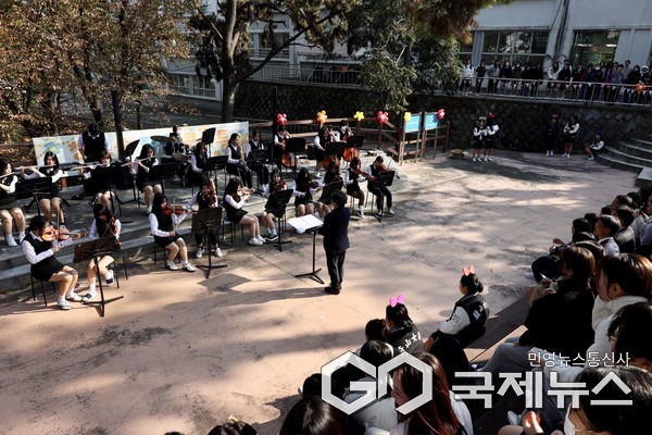 (사진제공=울산교육청) 울산여자상업고 학생들이 14일 교내 야외무대에서 열린 창포 숲 작은 음악회에서 오케스트라 연주를 하고있다