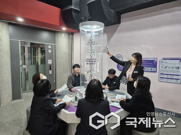 (사진제공=울산교육청) 울산과학관이 13일 주관한 배움공동체 연수 참가자들이 전시체험관에서 분자모형 체험을 하고있다