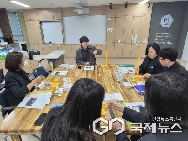 (사진제공=울산교육청) 울산과학관이 13일 주관한 배움공동체 연수 참가자들이 메이커실에서 도르레의 원리를 탐구하고있다