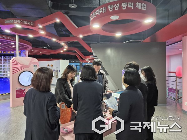 (사진제공=울산교육청) 울산과학관이 13일 주관한 배움공동체 연수 참가자들이 전시체험관에서 행성중력 체험을 하고있다