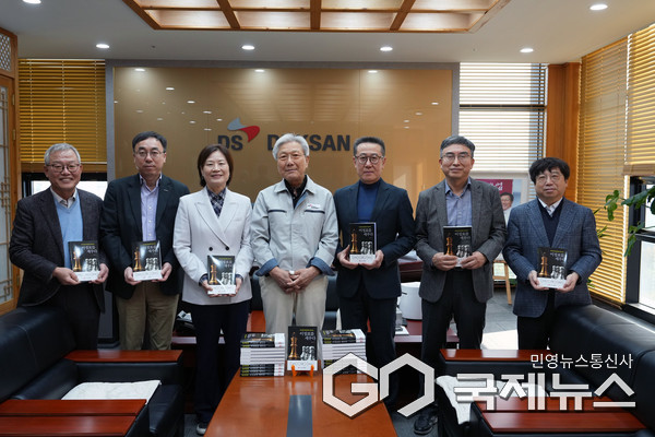 (사진제공=UNIST) 이준호 덕산그룹 명예회장이 울산 지역 대학에 총 700권의 신간 저서를 기증하고 기념촬영을 하고 있다.