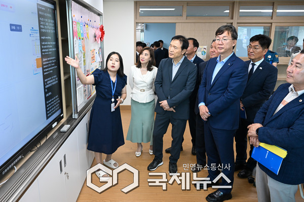 (사진/안산시 제공) 이민근 안산시장이 지난 6월 17일 임태희 경기도교육청 교육감을 비롯한 관계자들과 원곡초등학교 교육 현장을 둘러보고 있다.