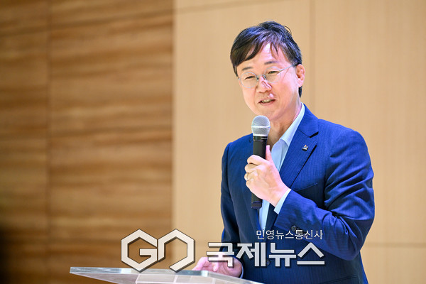 (사진/안산시 제공) 이민근 안산시장이 6월 17일 원곡초등학교 준공식에 참여해 축하 발언을 진행하고 있다.