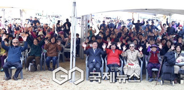 (사진/광명시 제공) 박승원 광명시장(사진 첫줄 오른쪽 다섯 번째)이 지난 15일 영당말근린공원에서 개최한 '2025 소하2동 주민한마음 축제'에 참석해 지역주민들과 기념사진을 촬영하고 있다.