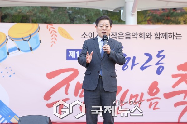 (사진/광명시 제공) 박승원 광명시장이 지난 15일 영당말근린공원에서 개최한 '2025 소하2동 주민한마음 축제'에 참석해 인사 발언을 하고 있다.