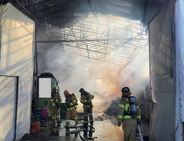 소방대원들이 잔불 정리를 하고 있다. (사진=김포소방서)