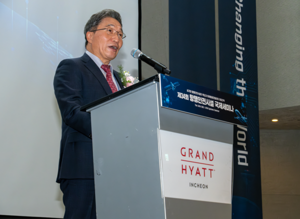 지난 14일 인천 그랜드하얏트 호텔에서 진행된 ‘제34회 항행안전시설 국제 세미나’에서 인천국제공항공사 이학재 사장이 환영사를 하고 있다. 사진=인천국제공항공사