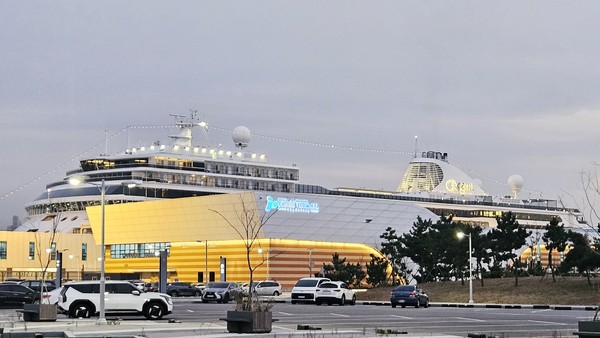 인천항 크루즈 터미널에 리젠트 세븐시즈사의 ‘세븐시즈 익스플로러(Seven Seas Explorer)’호가 정박해 있다.  사진 = 인천항만공사