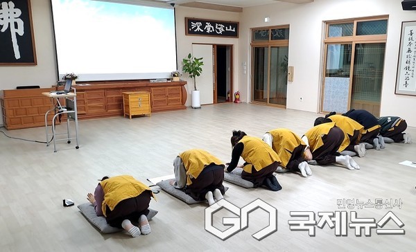 아이들이 108배를 수행하고 있다(사진=충주시)