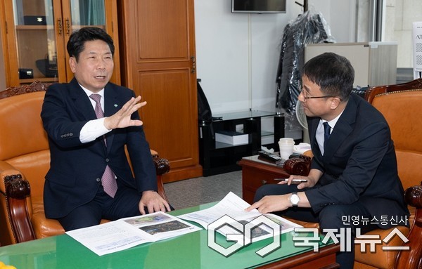 김창규 시장이 정부예산 확보 위해 국회를 방문 주요 현안에 대해 설명하고 있는 모습(사진=제천시)