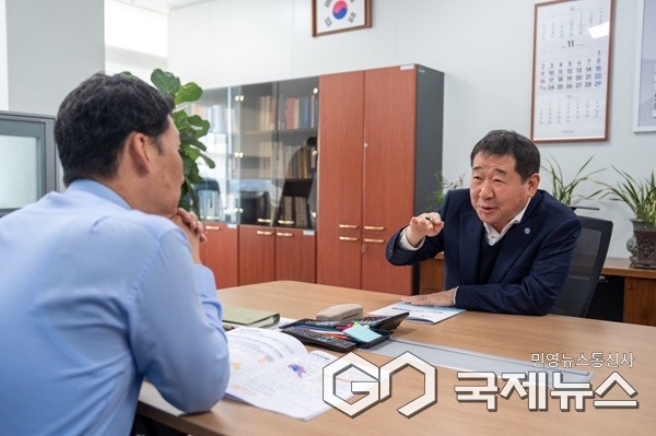 이재영(우측) 군수 하종목 지방재정국장 면담 모습.(제공=증평군청)