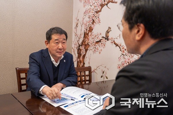 이재영(좌측) 군수 이호 한국교통연구원 철도교통연구본부장 면담 모습.(제공=증평군청)