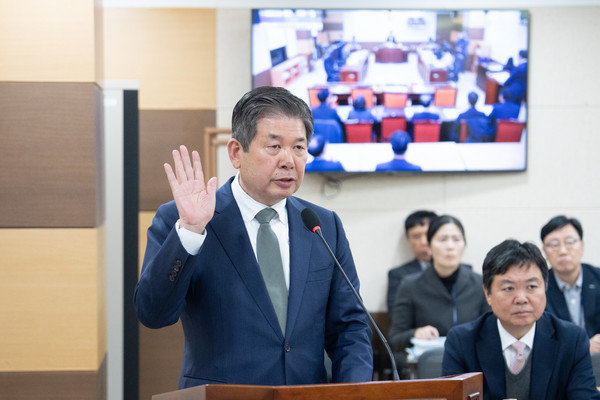 인천광역시의회의 최계운 인천연구원장 후보자 인사청문회에 앞서 후보자가 선서를 하고 있다. 사진=인천시의회